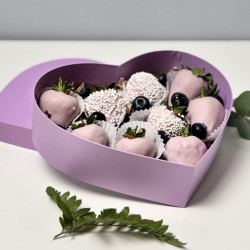 Клубника в сиреневом шоколаде малина и голубика 9 ягод